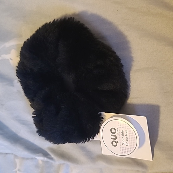 10 for $25 - Quo Beauty - Black Faux Fur Scrunchie - Picture 1 of 2